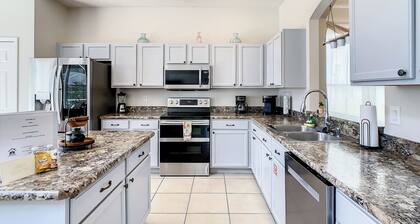 7-bedroom home on Golf Course with private pool, near Disney & Universal Studios