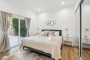 3 bedrooms, iron/ironing board, travel crib, WiFi - Luxury 3-Bedroom Home with Pool in Vibrant Los Angeles (Burbank)