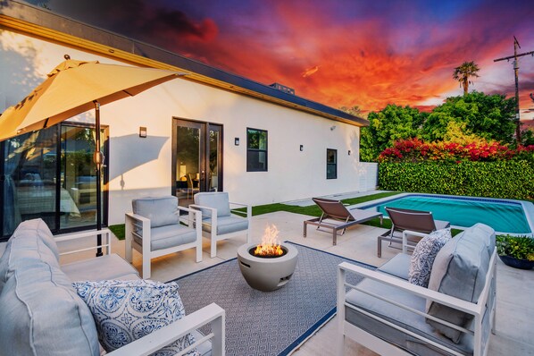 Terrace/patio - Luxury 3-Bedroom Home with Pool in Vibrant Los Angeles (Burbank)
