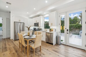 Fridge, microwave, oven, stovetop - Luxury 3-Bedroom Home with Pool in Vibrant Los Angeles (Burbank)