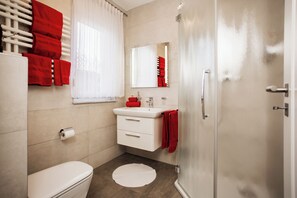 Suihku, hiustenkuivaaja, pyyhkeet, saippua