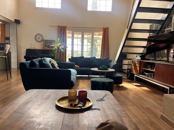 Smart TV, fireplace, computer monitors, printers