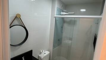 Serviettes fournies, savon, papier toilette