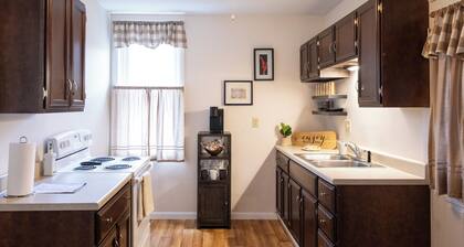 Little Red House on Hill Street 1bd, 1bth sleeps 4