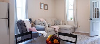 Little Red House on Hill Street 1bd, 1bth sleeps 4