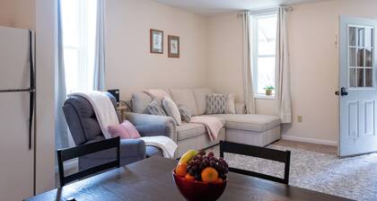 Little Red House on Hill Street 1bd, 1bth sleeps 4