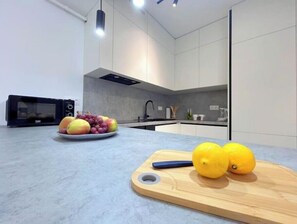 Fridge, microwave, oven, stovetop - The First House Free Parking (Timișoara)