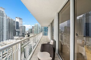 Property grounds - Spacious 3 bedrooms with Parking (Miami)