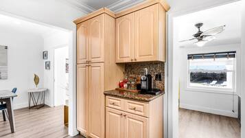 KĂŒhlschrank, Mikrowelle, Ofen, Herdplatte