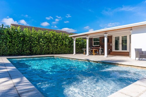 Stunning Tropical Pool House Miami Coconut Grove