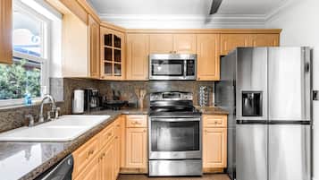 KĂŒhlschrank, Mikrowelle, Ofen, Herdplatte