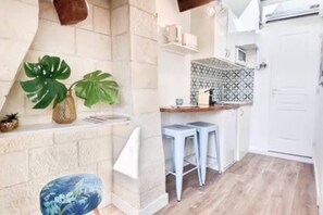 Frigorífico, microondas, cafetera o tetera y tostadora