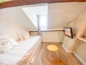 Tabla de planchar con plancha, wifi, ropa de cama