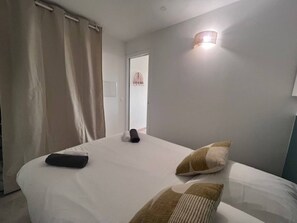 1 slaapkamer, een strijkplank/strijkijzer, internet, beddengoed