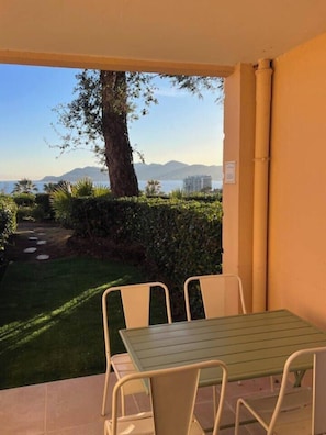 Outdoor dining - Apartment for 4 with sea view, pool, and pkg (Cannes)