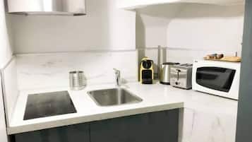 Frigorífico, microondas, placa de cocina y cafetera o tetera