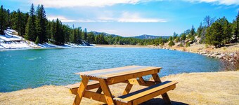 Cozy Hot Tub Cabin On The Lake!