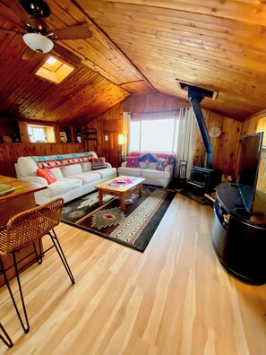 Smart TV, fireplace - Cozy Hot Tub Cabin On The Lake! (Florissant)