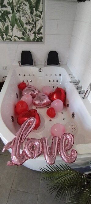 Douche, serviettes fournies, savon, papier toilette