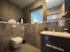 Produtos de toalete grátis, secador de cabelo, roupões de banho 