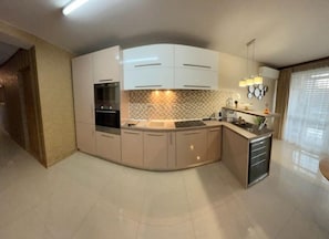 Micro-ondes, four, plaque de cuisson, cafetière/bouilloire