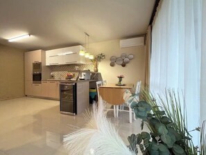 Micro-ondas, fogão, cooktop, cafeteira/chaleira