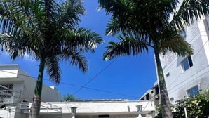 Vista frontal de la propiedad
