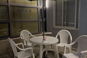 Outdoor dining - Jinshang Hostel (Shanghai)