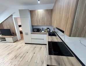 Microwave, oven, coffee/tea maker, electric kettle