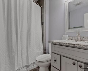 Hair dryer, towels, soap, toilet paper - Cozy New Listing! 3-bedroom house with AC, WiFi in 3rd Ward Houston/ UofH (Houston)