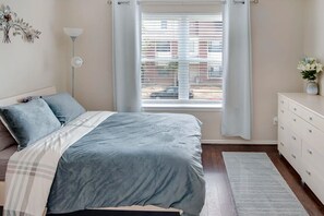 Tabla de planchar con plancha, wifi y ropa de cama 