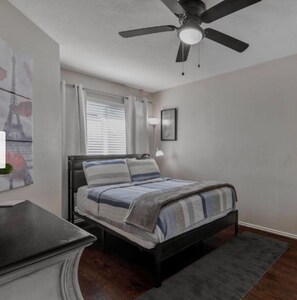 3 bedrooms, iron/ironing board, WiFi, bed sheets - Cozy New Listing! 3-bedroom house with AC, WiFi in 3rd Ward Houston/ UofH (Houston)