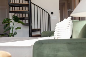 3 bedrooms, desk, travel cot, WiFi