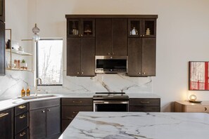 Réfrigérateur, micro-ondes, four, plaque de cuisson