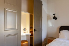 3 bedrooms, desk, travel cot, WiFi
