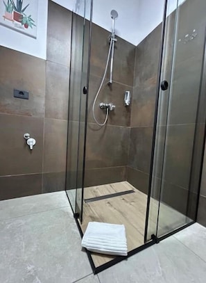 Douche, sĂšche-cheveux, serviettes fournies, shampoing