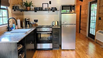 浪漫小屋, 1 張加大雙人床 | 私人廚房 | 微波爐、咖啡機/沖茶器、電熱水壺、烤麵包機
