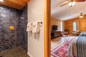 Deluxe dubbelrum - 2 queensize-sÀngar - innergÄrd | Individuell inredning, unika möbler, gratis wi-fi och sÀngklÀder