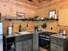 华丽小屋, 1 张特大床 | 私人厨房 | 微波炉、茶具/咖啡用具、电热水壶、烤面包机