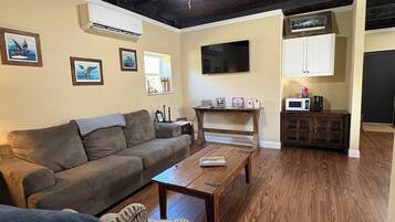 Téléviseur connecté, livres, chaîne audio