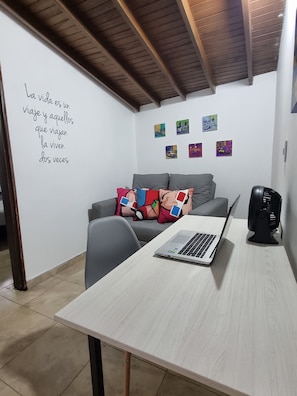 Interior - 302 Apartment with balcony and view to the street, in excellent neighborhood (Medellín)
