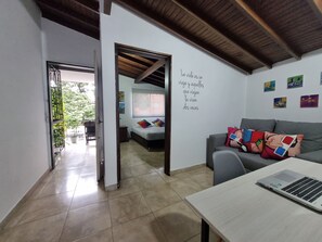 Living area - 302 Apartment with balcony and view to the street, in excellent neighborhood (Medellín)