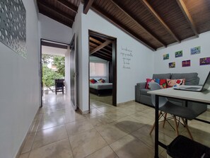 Interior - 302 Apartment with balcony and view to the street, in excellent neighborhood (Medellín)