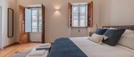 3 bedrooms, iron/ironing board, internet, bed sheets