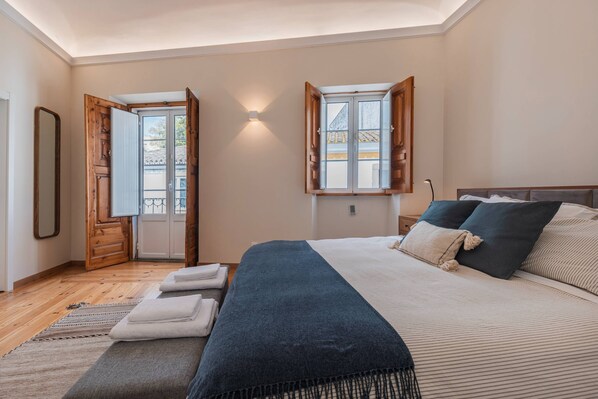 3 bedrooms, iron/ironing board, internet, bed sheets