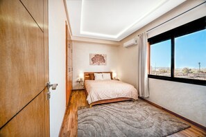 1 dormitori, planxa i posts de planxar, wifi i roba de llit
