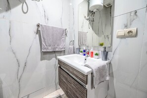 Shower, hair dryer, towels, soap - Elegant apartment in the heart of Guéliz and Hivernage (Marrakesh)
