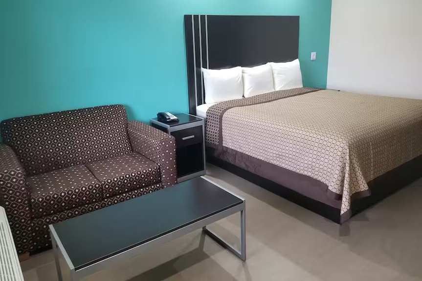 Queen Bedroom With Kitchenette, Perfect For A Comfortable Stay In Bay City - 베이시티
