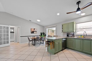 Mikrobølgeovn, ovn, kokeplater og oppvaskmaskin