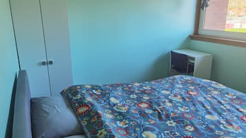 1 bedroom, bed sheets